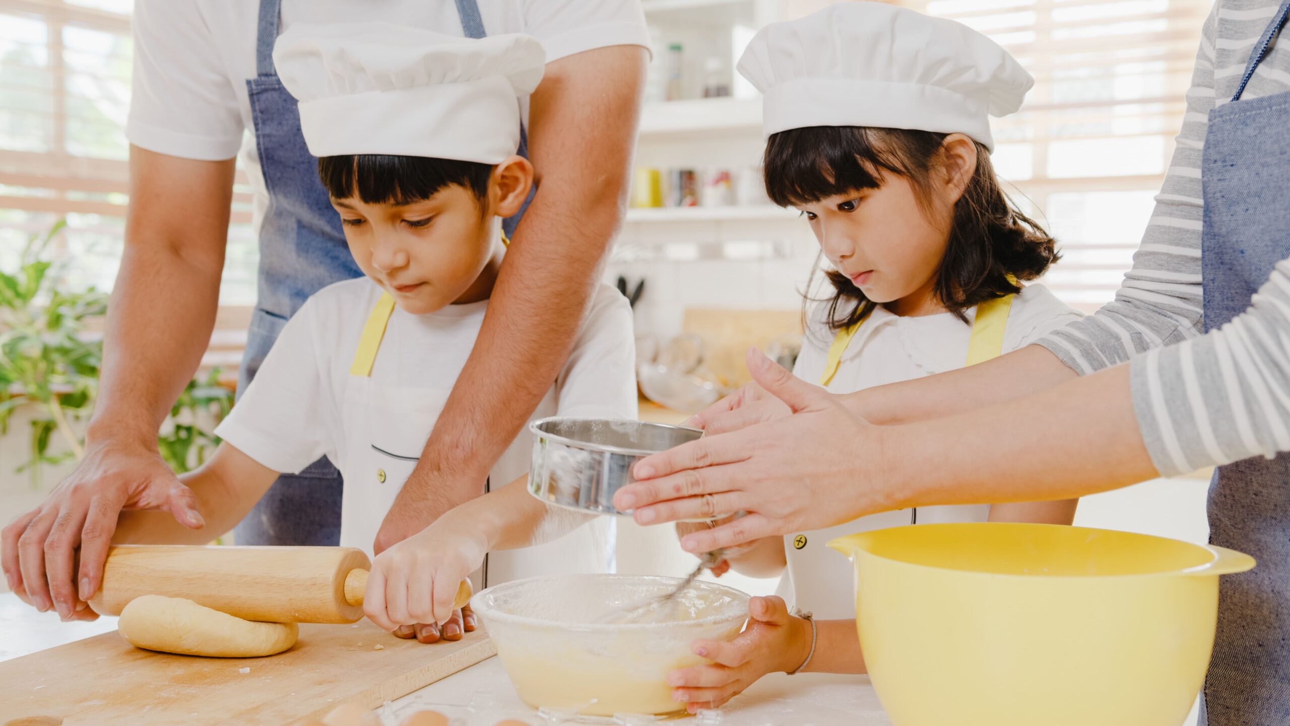 happy-smiling-young-asian-japanese-family-with-preschool-kids-have-fun-cooking-baking-pastry (1)